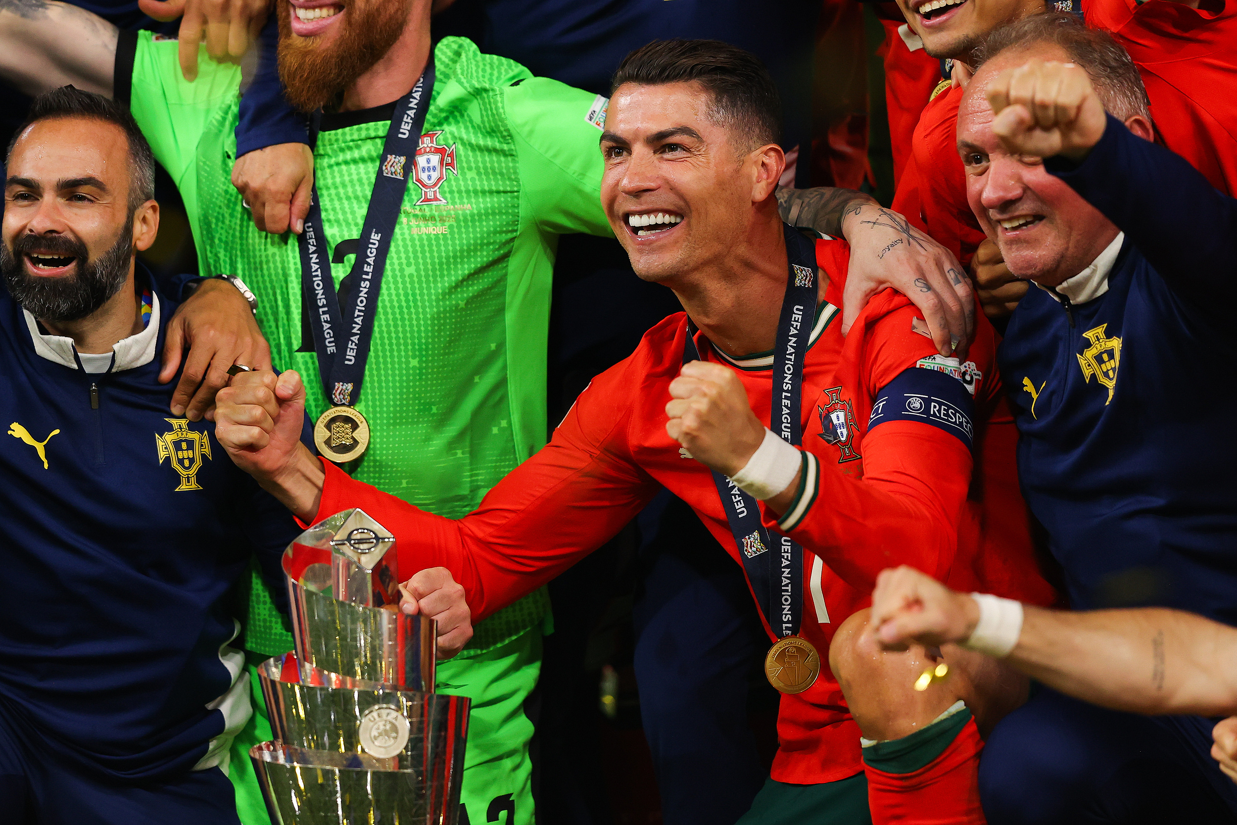 国家队球员在比赛中展现团队合作精神 国家队球员在比赛中展现团队合作精神