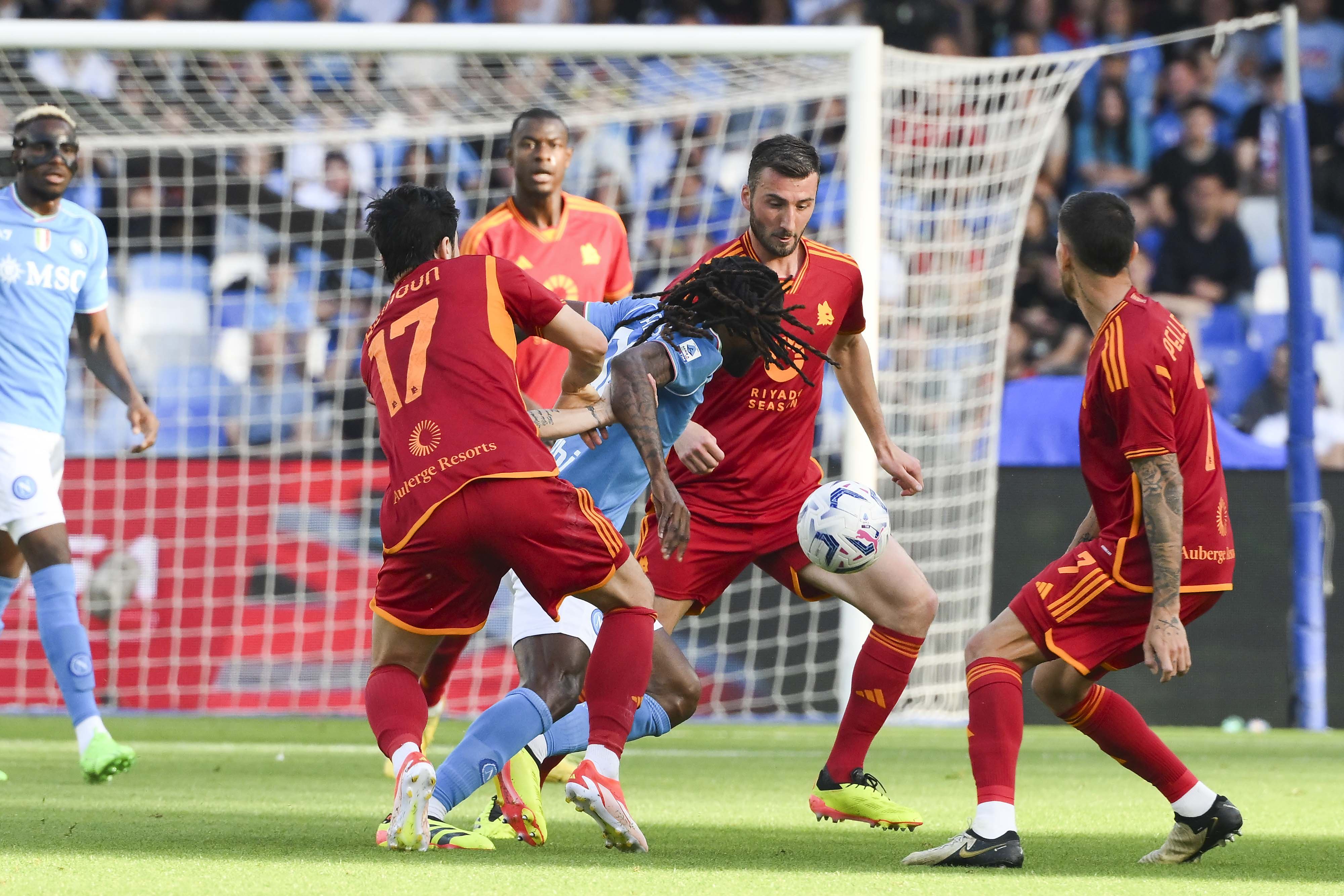 足球场上的激情碰撞神秘来临