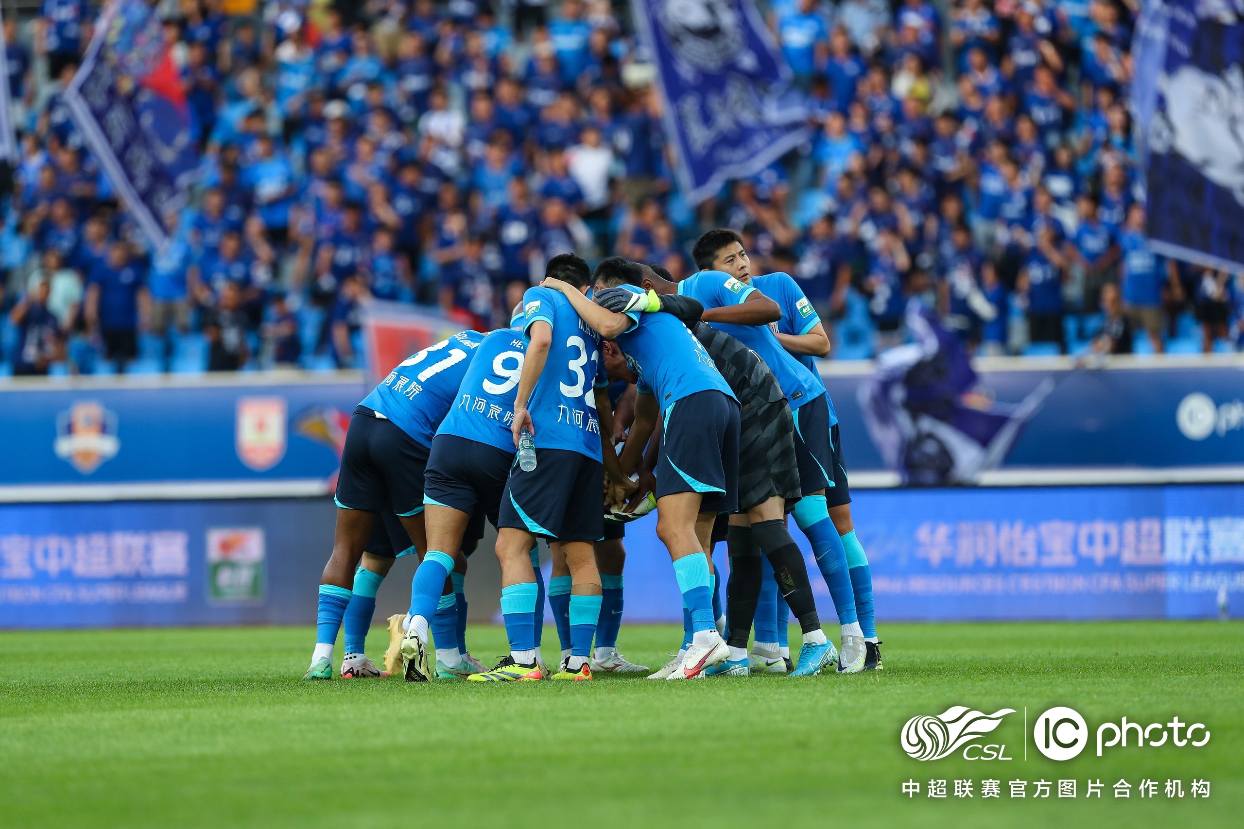 包含赛场精彩绝伦，中超球队披荆斩棘，斩获胜利的词条