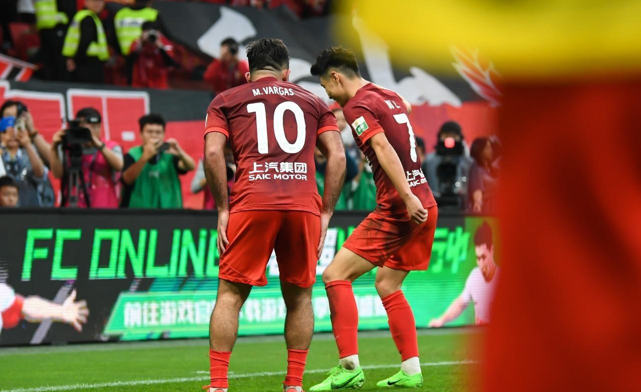 包含赛场精彩绝伦，中超球队披荆斩棘，斩获胜利的词条