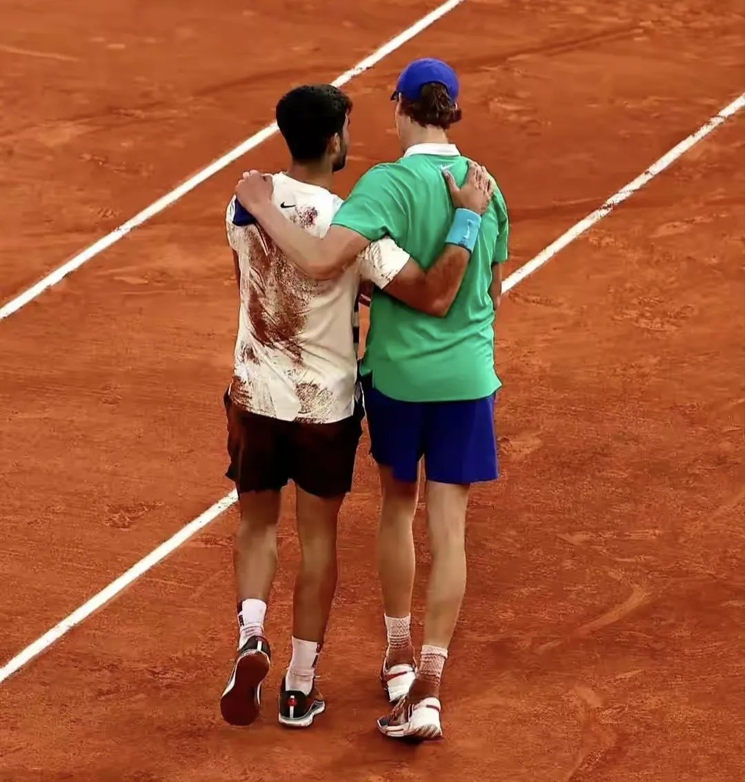 包含戴维斯杯横扫拉沃尔杯，辛纳带队取胜的词条