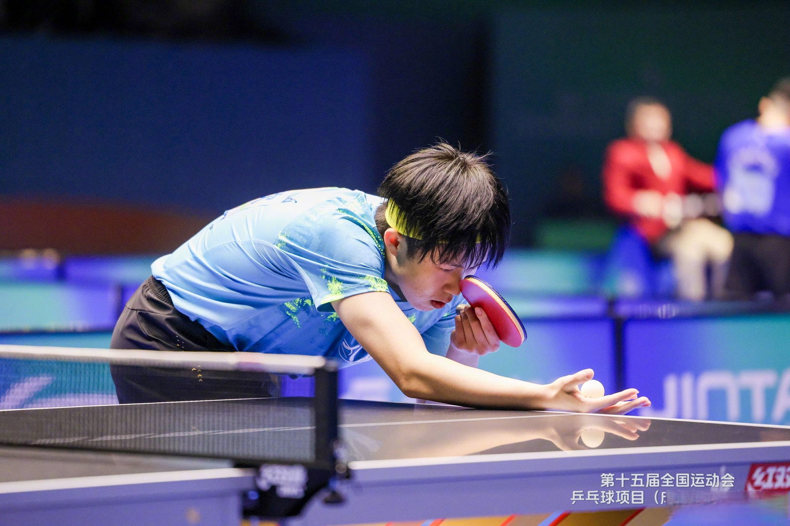 包含中国乒乓球队鏖战法国乒乓球队，马龙统治全场的词条