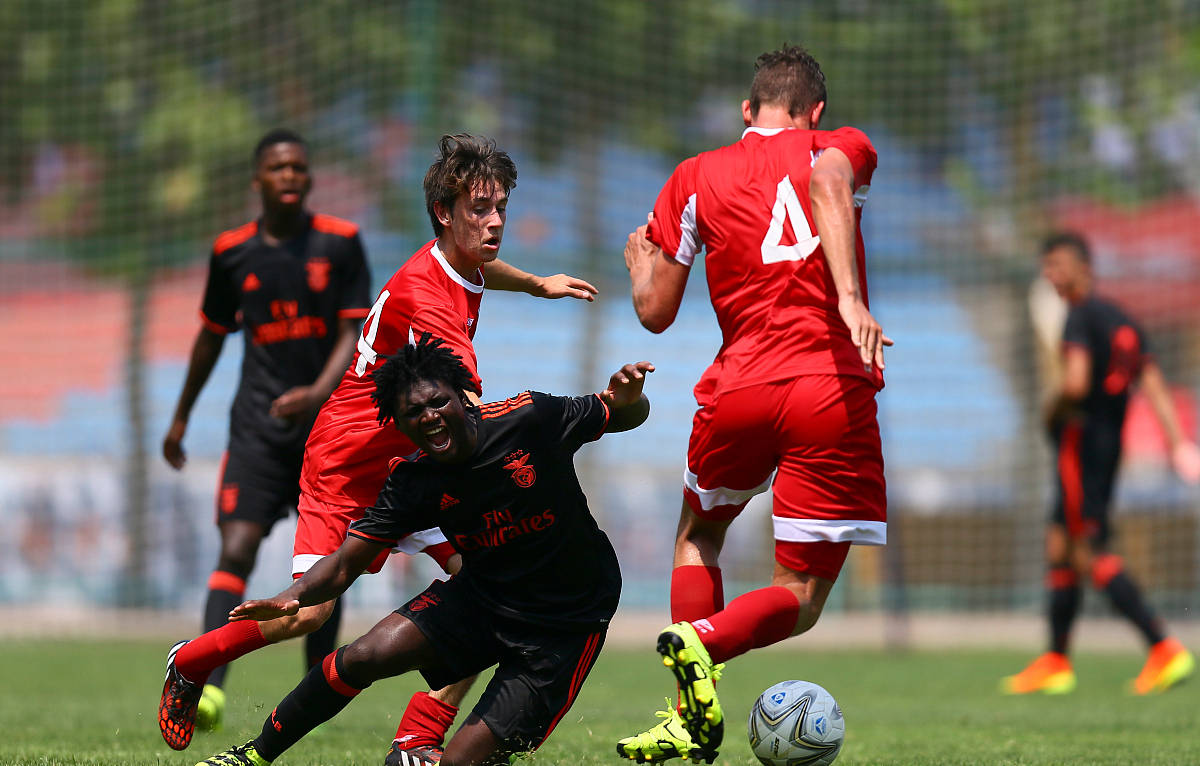 包含亚眠主场迎战南特，实力对比如何的词条