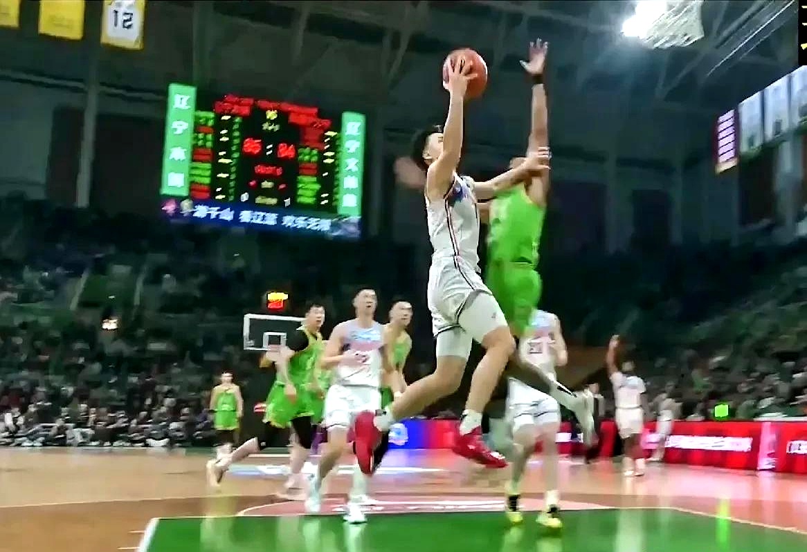 国与国之间的激烈对抗,球员斗志昂扬的简单介绍 国与国之间的激烈对抗,球员斗志昂扬的简单介绍