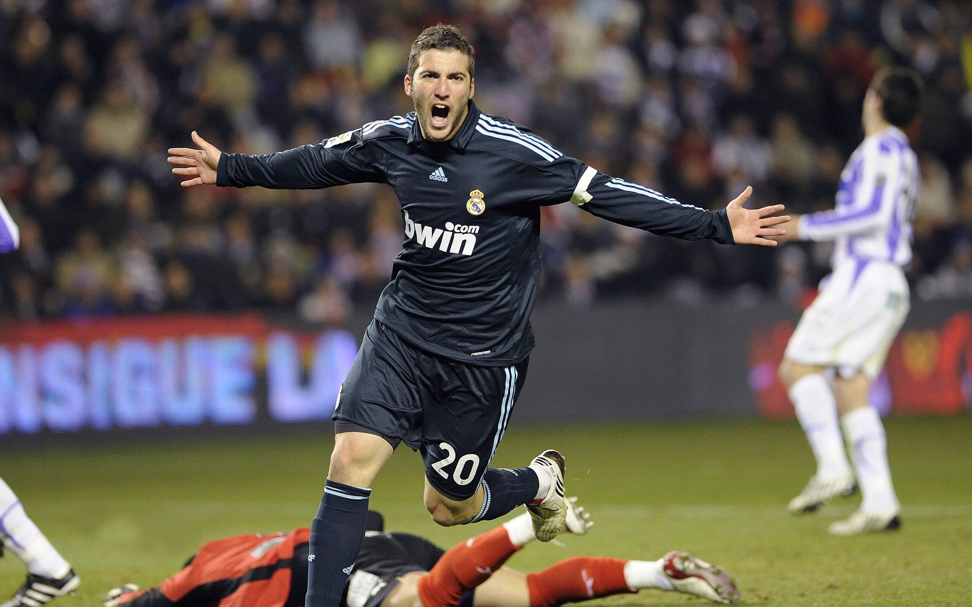 黄潜掀翻马竞启示录,范戴克如何能在2026世界杯接管比赛?