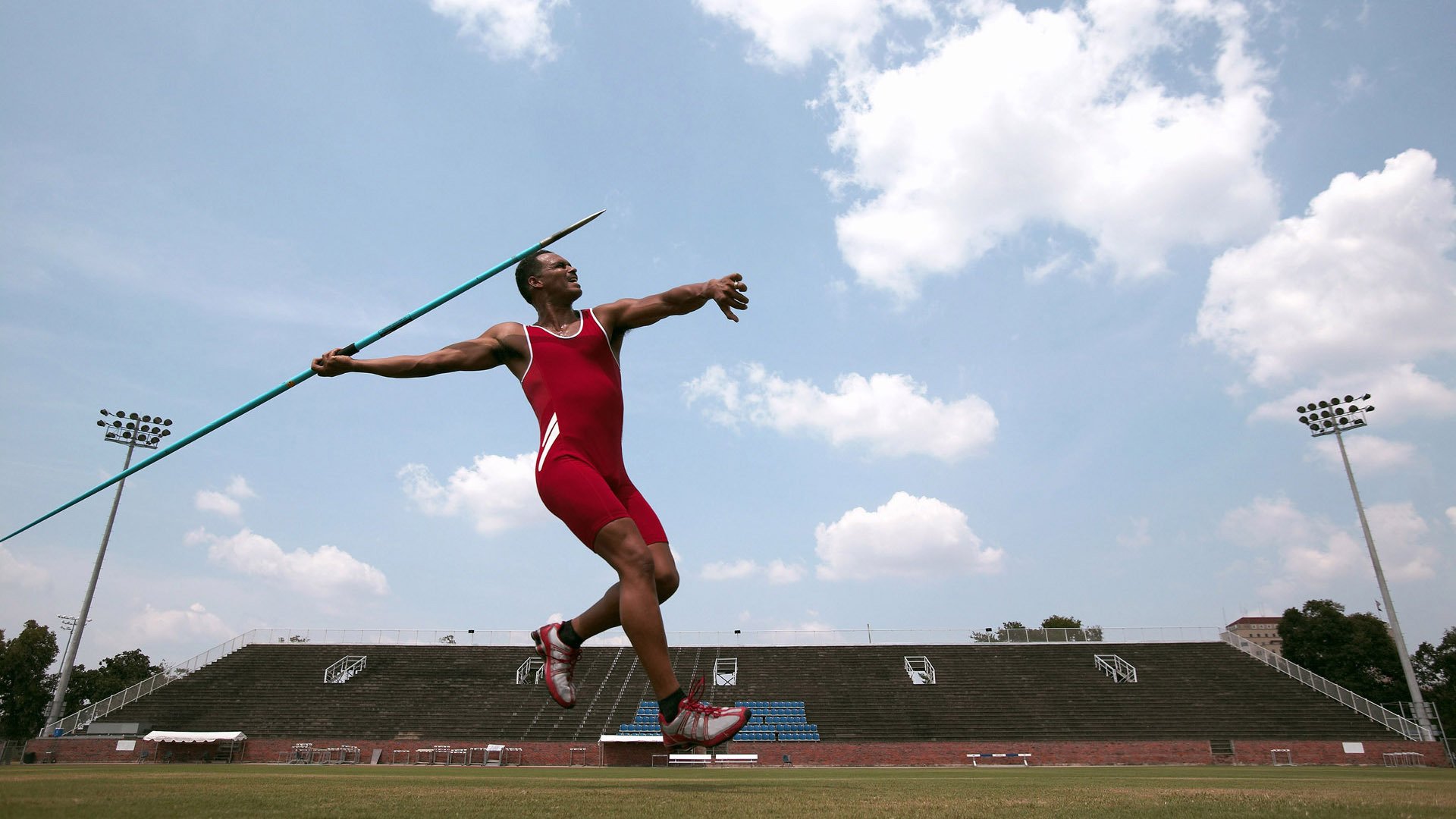 当三狮遭遇亚特拉斯雄狮,基耶萨的关键时刻如何照亮足球的多元叙事