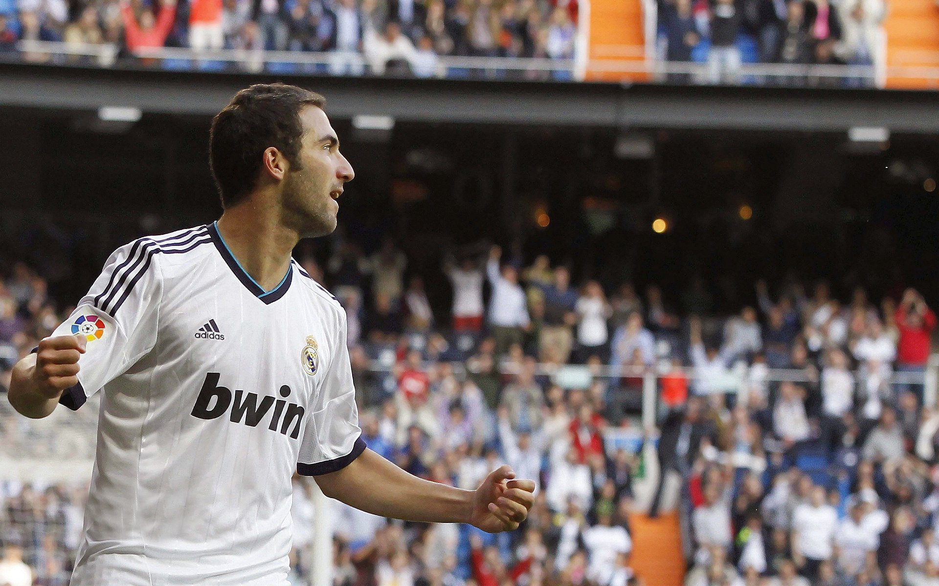 赛道与球场，戈贝尔的关键战不手软与F1街道赛之夜的共振